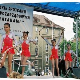 Zdjęcie przedstawia prezentacje sceniczną czterech dziewczynek z Uczniowskiego Klubu Sportowego Błękitna