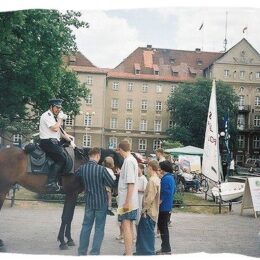 Zdjęcie przedstawia policjanta na koniu obok Fontanny przy Urzędzie Miasta Szczecin
